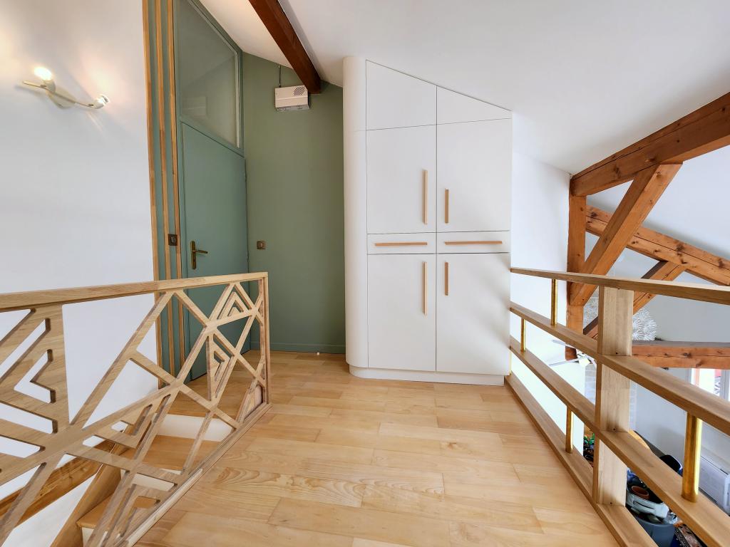 Meuble sur mesure arrondi en sous-pente